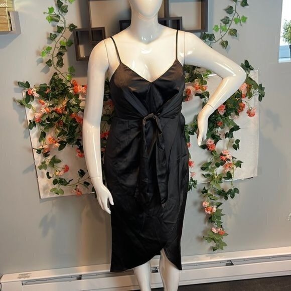 CUPSHE Black Front Tie Twist V neckline. Sleeveless Tulip hem Size‎ Large - Picture 5 of 17